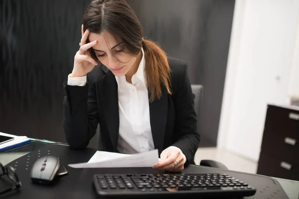Ofisinde Bilgisayarın Önünde Düşünceli Bir Kadın — Stok fotoğraf