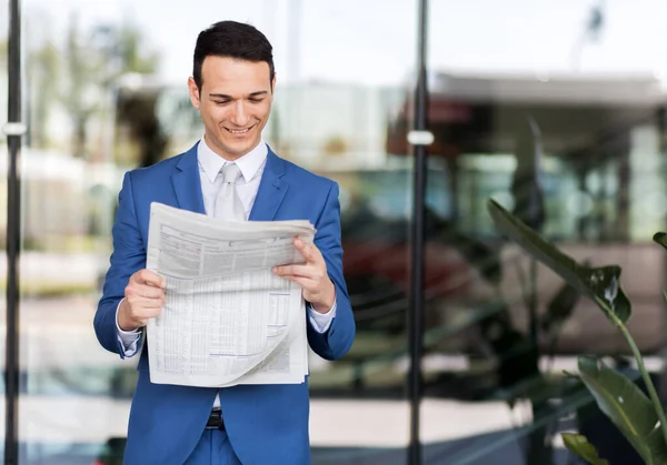 Przystojny Biznesmen Garniturze Czytający Gazety — Zdjęcie stockowe