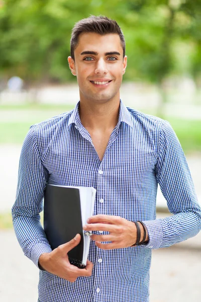 Estudiante sonriente al aire libre en un patio universitario — Foto de Stock