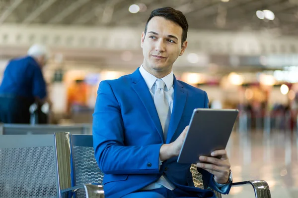 Empresario Que Usa Tableta Electrónica Aeropuerto —  Fotos de Stock