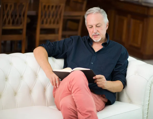一个成熟男人在家看书的画像 — 图库照片