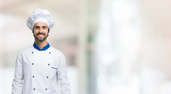 Glimlachende Chef Kok Voor Een Grote Brede Heldere Achtergrond — Stockfoto