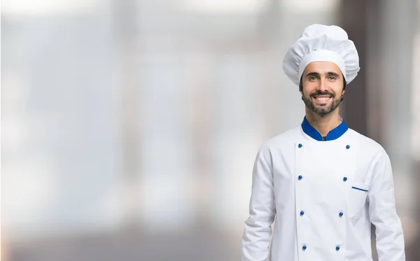 Glimlachende Chef Kok Voor Een Grote Brede Heldere Achtergrond — Stockfoto