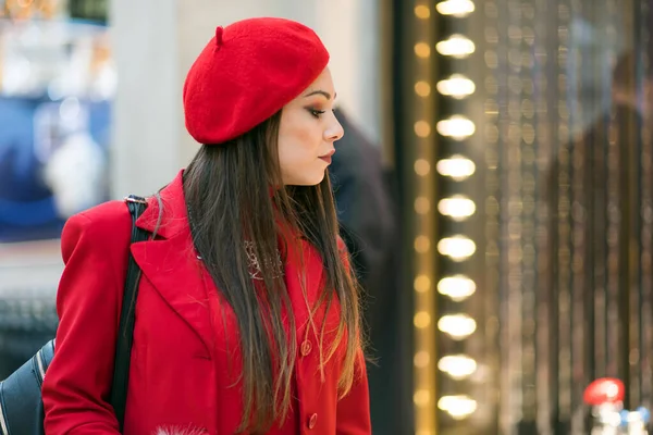 Piękna Młoda Kobieta Czerwonej Sukience Gospodarstwa Torby Zakupy Sprawdzanie Sklep — Zdjęcie stockowe