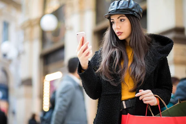 Красивая Юная Туристка Милане Делает Покупки Милане Используя Смартфон — стоковое фото