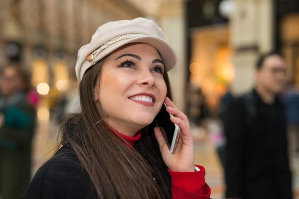 携帯電話で話している若い女性を笑顔 — ストック写真