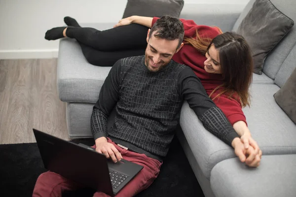 Portret Van Een Gelukkig Paar Met Behulp Van Een Laptop — Stockfoto