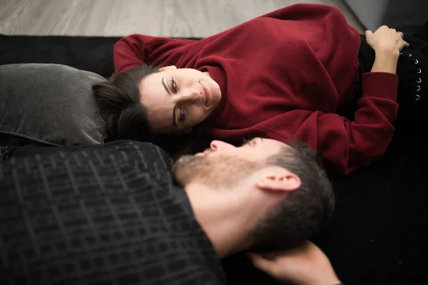 Mutlu Genç Çift Evdeki Halıda Dinleniyor — Stok fotoğraf