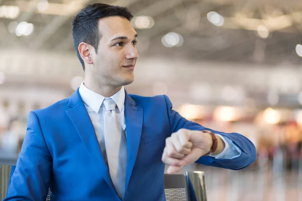 Zakenman Controleren Van Tijd Luchthaven Vlucht Vertraging Concept — Stockfoto