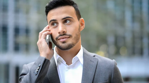Портрет Молодого Бизнесмена Разговаривающего Телефону — стоковое фото