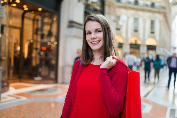 Femme Souriante Faisant Shopping Avant Noël Dans Une Ville — Photo