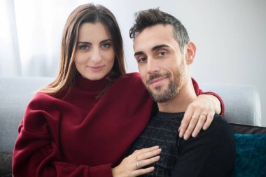 Genç çift kanepede birbirine aşık.