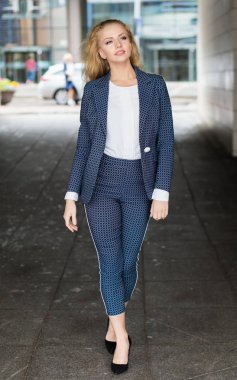 Kendine güvenen genç bayan yönetici dışarıda yürüyor.