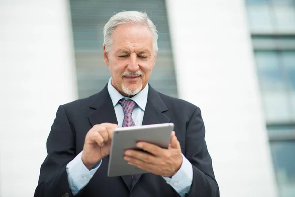 Zakenman Kijkt Naar Zijn Tablet Buiten Voor Zijn Kantoor — Stockfoto