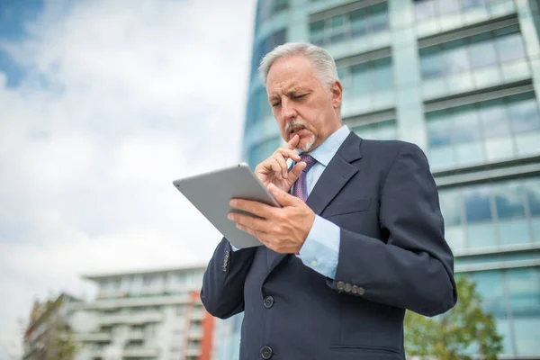 Geschäftsmann Blickt Vor Seinem Büro Auf Sein Tablet — Stockfoto