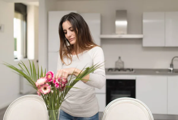 Vrouw Het Aanpassen Van Bloemen Haar Keuken — Stockfoto