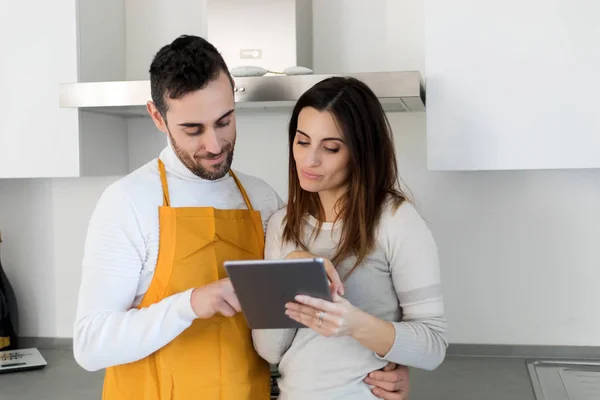 Pareja Lista Para Cocinar Eligiendo Una Receta Con Una Tableta — Foto de Stock