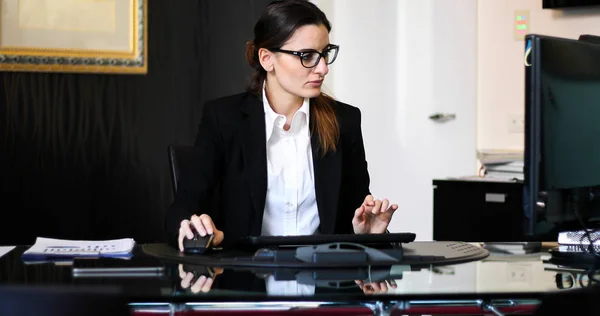 Secrétaire Travail Dans Son Bureau Avec Ordinateur Bureau — Photo