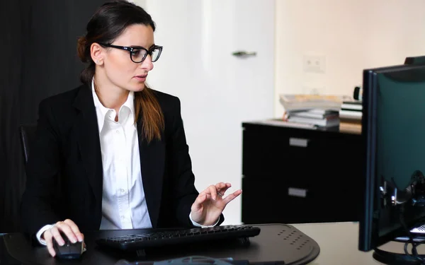 Secrétaire Travail Dans Son Bureau Avec Ordinateur Bureau — Photo