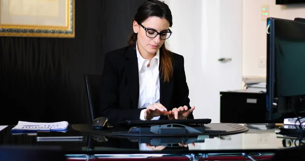 Sekreterare Atg Arbete Sitt Kontor Med Stationär Dator — Stockfoto