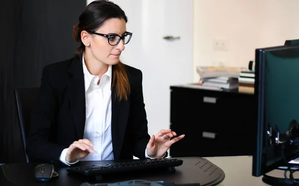 Secrétaire Travail Dans Son Bureau Avec Ordinateur Bureau — Photo