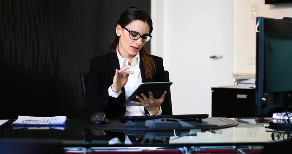 Joven Secretaria Pensativa Usando Una Tableta Digital Escritorio —  Fotos de Stock