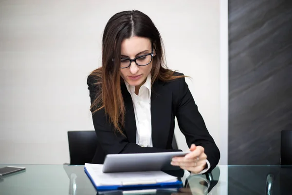 Unga Omtänksam Sekreterare Med Hjälp Digital Tablett Vid Hennes Skriv — Stockfoto