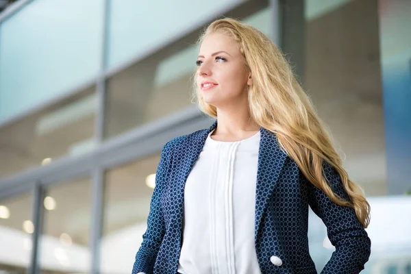 Zelfverzekerde Jonge Vrouwelijke Manager Outdoor Een Moderne Stedelijke Omgeving — Stockfoto