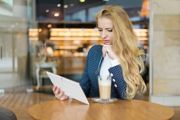 Jovem Empresária Numa Pausa Para Café Usando Computador Tablet — Fotografia de Stock