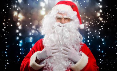 Noel Baba portresi ışıl ışıl bir kış arka planında