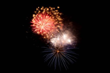 Gökyüzünde havai fişekler ve yeni yıl konsepti