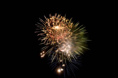 Gökyüzünde havai fişekler ve yeni yıl konsepti