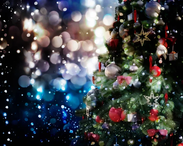 Vánoční Strom Proti Třpytivému Světélkujícímu Pozadí — Stock fotografie