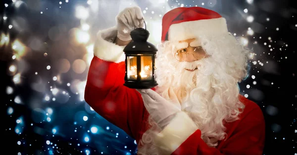 Weihnachtsmann Hält Eine Laterne Der Dunkelheit — Stockfoto