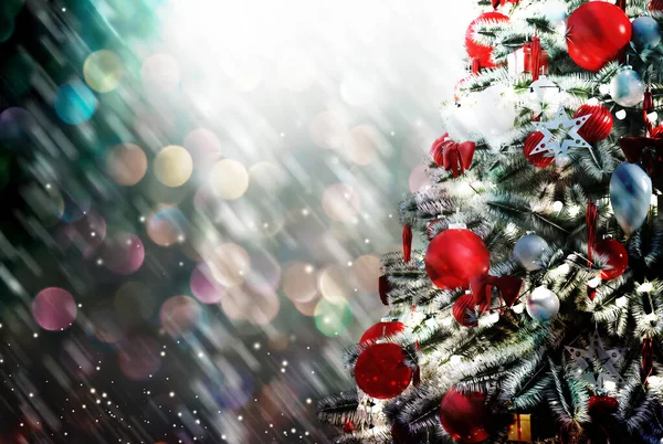輝く光を背景にしたクリスマスツリー — ストック写真