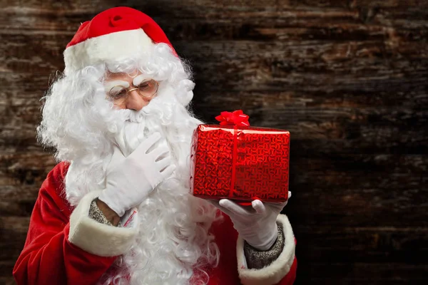 Indoor Portret Van Santa Claus Houden Een Cadeautje — Stockfoto