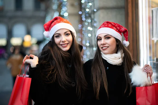 Jovens Amigas Comprando Juntos Antes Natal Conceito Compras Natal — Fotografia de Stock