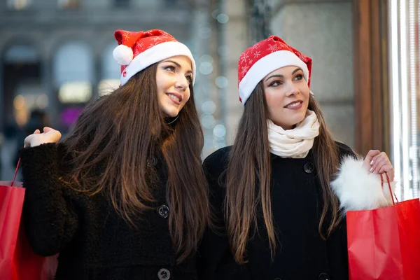 Jovens Amigas Comprando Juntos Antes Natal Conceito Compras Natal — Fotografia de Stock