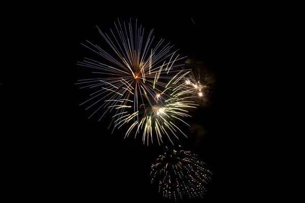 天空中的烟火庆祝和新年的概念 免版税图库图片