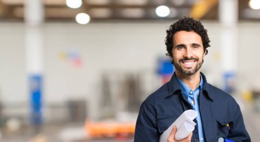 İnşaat alanında gülümseyen mekanik işçisi 