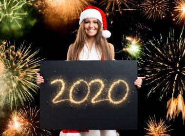 Xmas kadının elinde mutlu bir 2020 dilek kartı var.