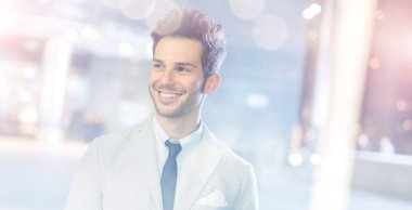 Genç bir iş adamının portresi, çift pozlama etkisi.