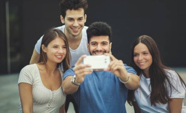 Grup arkadaşıyla birlikte selfie fotoğraf çekimi