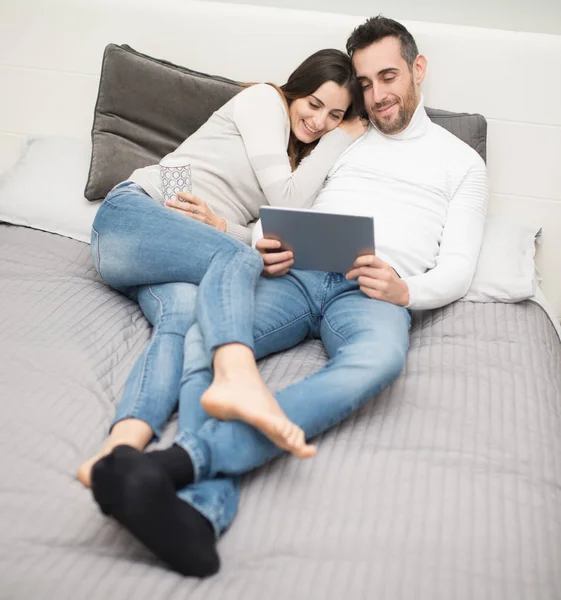 Jong Paar Kijken Naar Een Film Hun Tablet Terwijl Het — Stockfoto