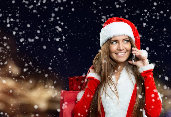 Mulher Natal Fazendo Uma Chamada Usando Seu Telefone Celular — Fotografia de Stock