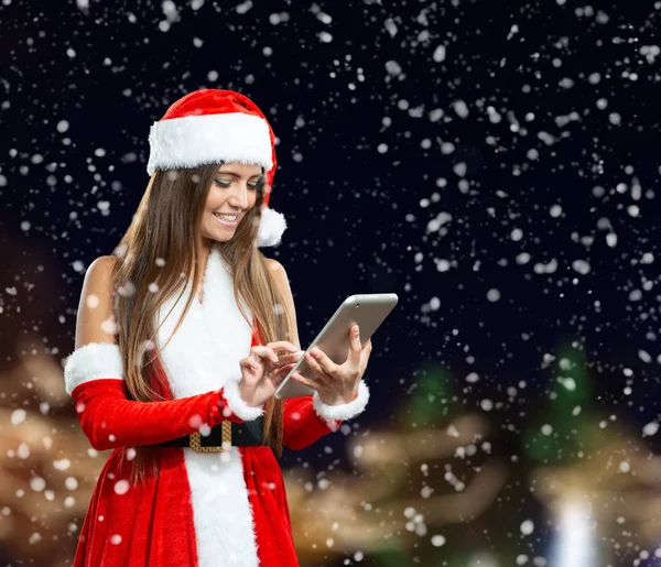 Mujer Sonriente Vestida Como Santa Claus Sosteniendo Una Tableta Digital — Foto de Stock