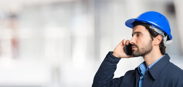 Retrato Ingeniero Guapo Usando Teléfono Móvil — Foto de Stock