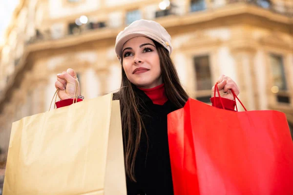 Souriant Jeune Femme Faisant Shopping Dans Une Ville Avant Noël — Photo