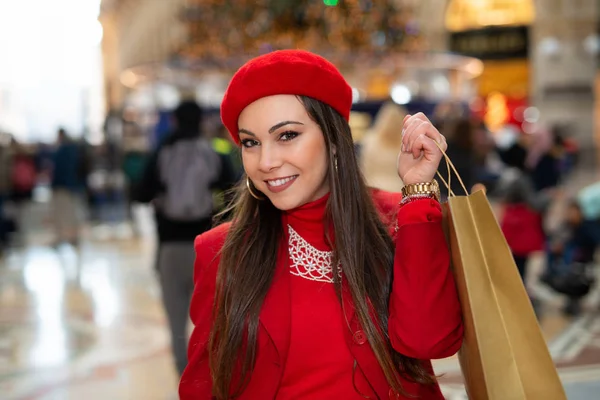 Sorrindo Jovem Mulher Fazendo Compras Uma Cidade Antes Natal — Fotografia de Stock