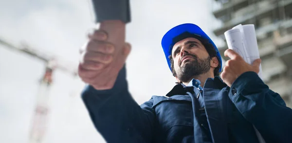 Porträt Eines Ingenieurs Beim Händeschütteln Mit Einem Kunden Vor Einer — Stockfoto